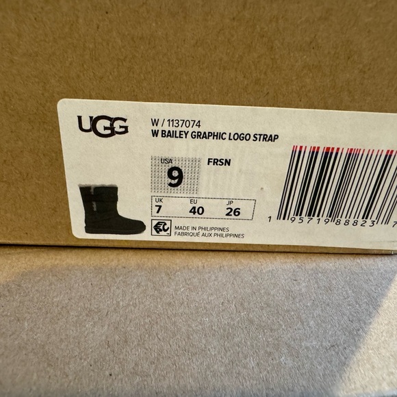 Ugg boots Bailey graphic logo strap size 9 - Picture 2 of 3